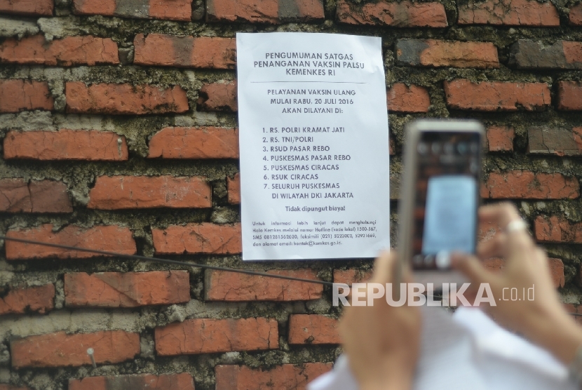 Selebaran pengumuman satgas penanganan vaksin palsu ditempel dideket crisis center penanganan vaksin palsu RS Harapan Bunda, Jakarta, Rabu (20/7). (Republika/ Wihdan)