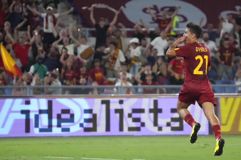 Seleberasi gelandang AS Roma, Paulo Dybala usai mencetak gol ke gawang Monza. As Roma menang atas Monza 3-0.