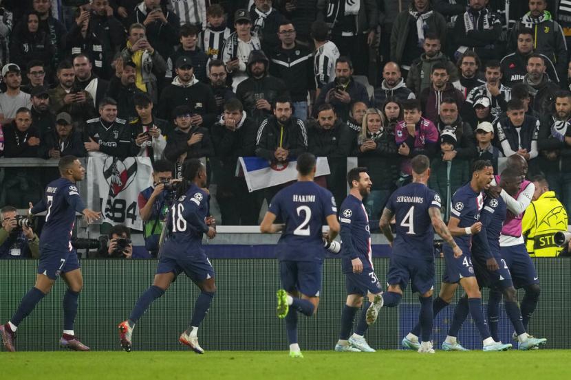Seleberasi para pemain PSG usai Nuno Mendes mencetak gol kemenangan atas Juventus.