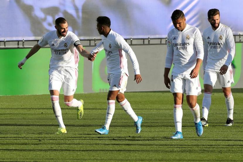 Seleberasi penyerang Real Madrid, Karim Benzeme (Kiri), usai mencetak gol ke gawang Elche, Ahad (14/3) dini hari.