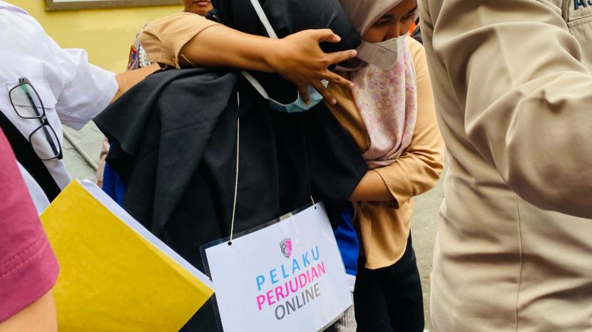 Selebgram asal Kota Bogor @araamudrikah ditangkap Polresta Bogor Kota usai mempromosikan situs judi online selama sekitar 7 bulan lamanya, Selasa (22/8/2023).