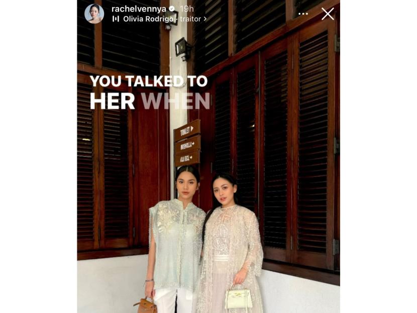 Selebgram Azizah Salsha (kiri) berfoto bersama Rachel Vennya (kanan). Foto tersebut diunggah oleh Rachel dengan menggunakan backsound lagu Traitor milik Olivia Rodrigo yang bercerita soal pengkhianatan.