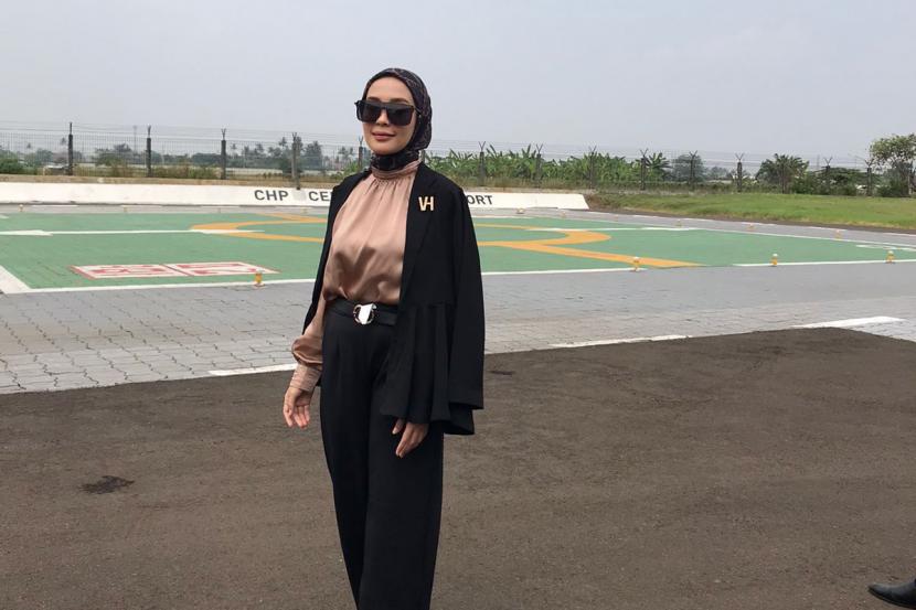 Selebgram Hamidah Rachmayanti hadir di acara peluncuran koleksi monogram Vanilla Hijab, Selasa (14/6/2022). Menurut Hamidah, saat ini tabrak motif sudah semakin tren. 