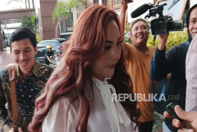 Selebgram Lisa Mariana Didampingi kuasa hukum kembali mendatangi Polda Jawa Barat di Jalan Soekarno Hatta, Kota Bandung, Selasa (18/11/2025) sore. Ia datang memenuhi panggilan penyidik Direktorat Reserse Siber (Ditresiber) Polda Jabar terkait kasus video syur yang viral di media sosial. 