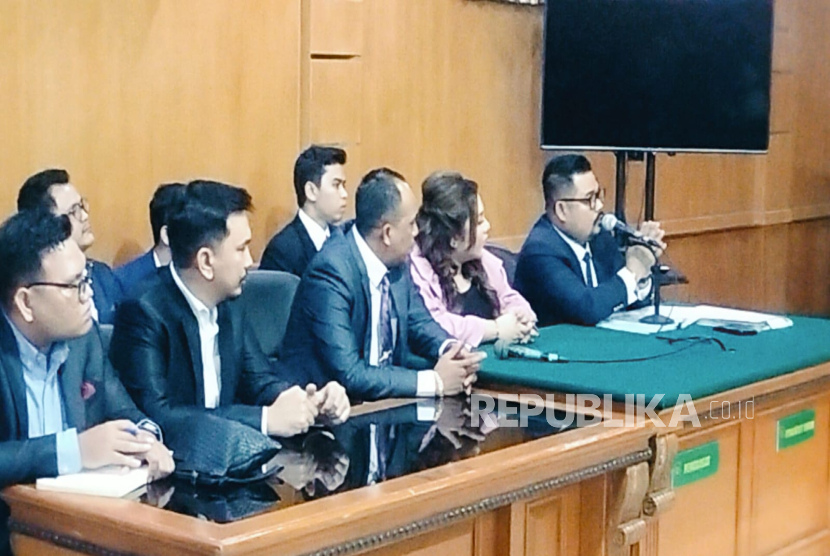 Selebgram Lisa Mariana mendatangi Pengadilan Negeri Bandung untuk menjalani sidang gugatan terhadap eks Gubernur Jabar Ridwan Kamil, Senin (19/5/2025). Ia didampingi oleh sejumlah pengacara yang merupakan kuasa hukumnya. 