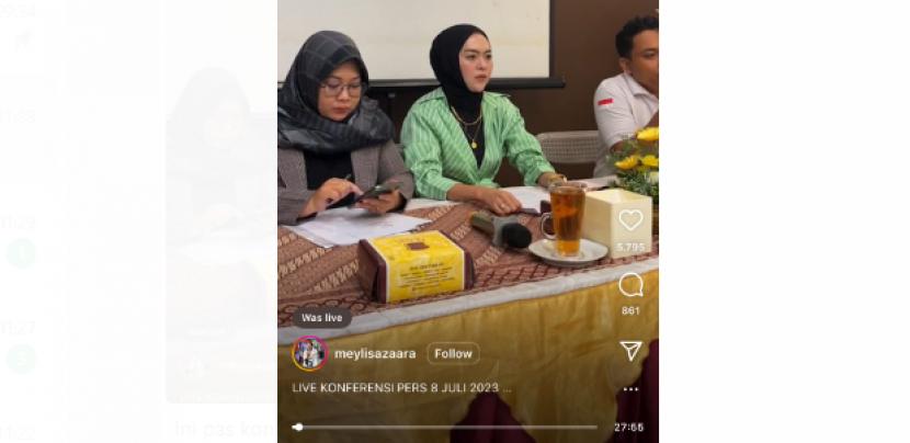 Selebgram Meylisa Zaara saat jumpa pers di akun Instagram pribadinya. Baru satu tahun menikah, suami selebgram diduga selingkuh sejenis dengan le