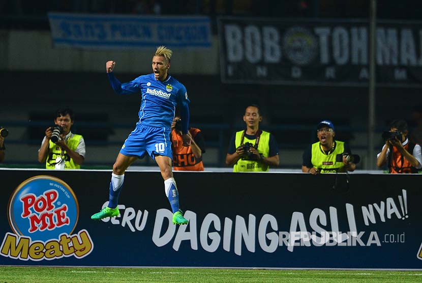Selebras pemain Persib Raphael Maitimo usai mencetak gol di gawang Bali United dalam laga persahabatan di Stadion GBLA Bandung, Sabtu (8/4).
