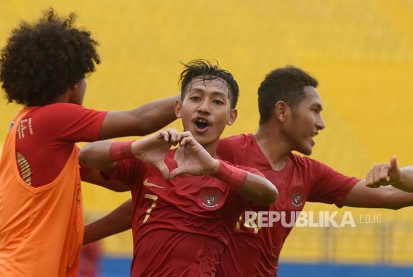 Selebrasi Beckham Putra Nugraha (tengah) bersama rekannya M. Fajar Fatur (kanan) dan Bagus Kahfi setelah membobol  gawang Timor Leste Da Silva (bawah) saat bertanding pada penyisihan grup A Piala AFF U-18 2019 di Stadion Binh Duong di Provinsi Binh Duong, Vietnam, Kamis (8/8