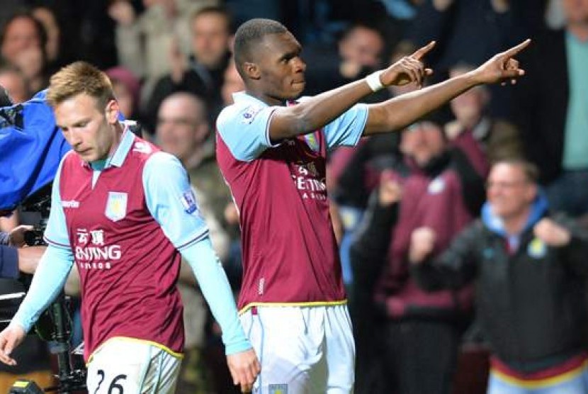 Selebrasi bomber Aston Villa Christian Benteke (kanan) usai melakukan hat-trick ke gawang Sunderland, Selasa (30/4) dini hari WIB.