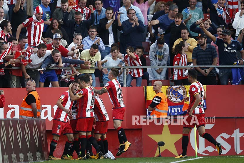 Selebrasi Christian Stuani setelah mencetak gol ke gawang Real Madrid pada pertandingan  Laliga di Montilivi stadium in Girona, Spanyol.