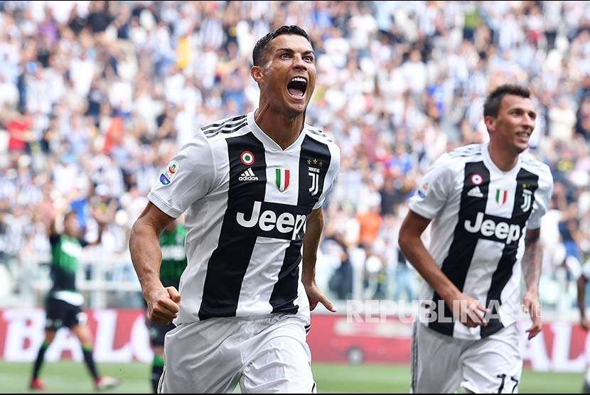 Selebrasi Cristiano Ronaldo pada pertandingan Liga Serie A Italia di Stadion Allianz, Turin, Italia, Ahad (16/9).