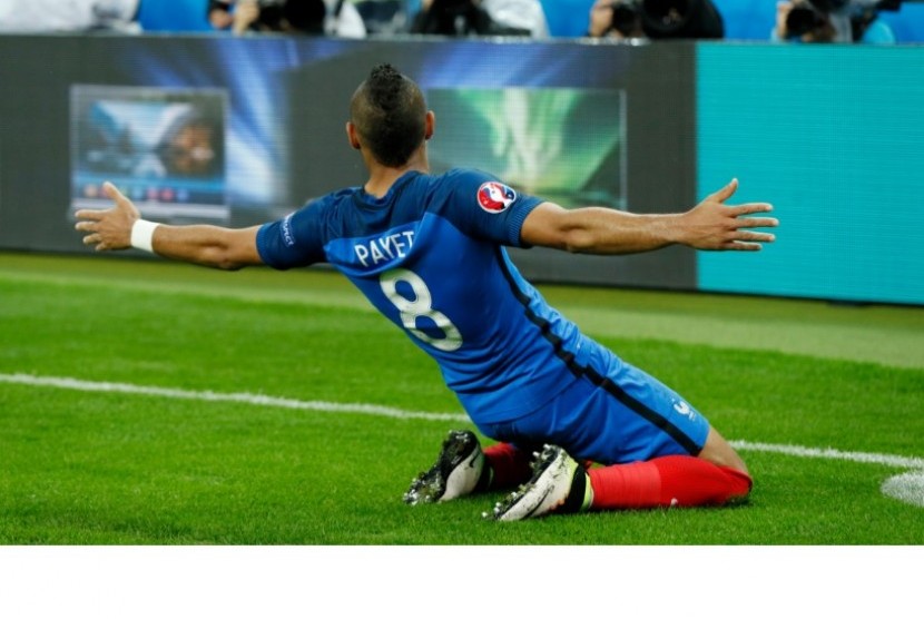 Selebrasi Dimitri Payet setelah mencetak gol ketiga Prancis.