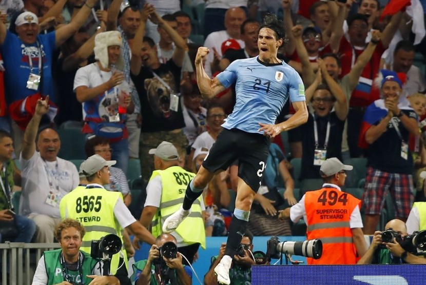 Selebrasi Edinson Cavani setelah mencetak gol kedua ke gawang Portugal.