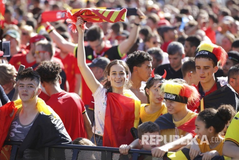 Selebrasi fan Belgia setelah berhasil meraih peringkat ketiga Piala Dunia 2018 dengan mengalahkan Inggris 2-0.