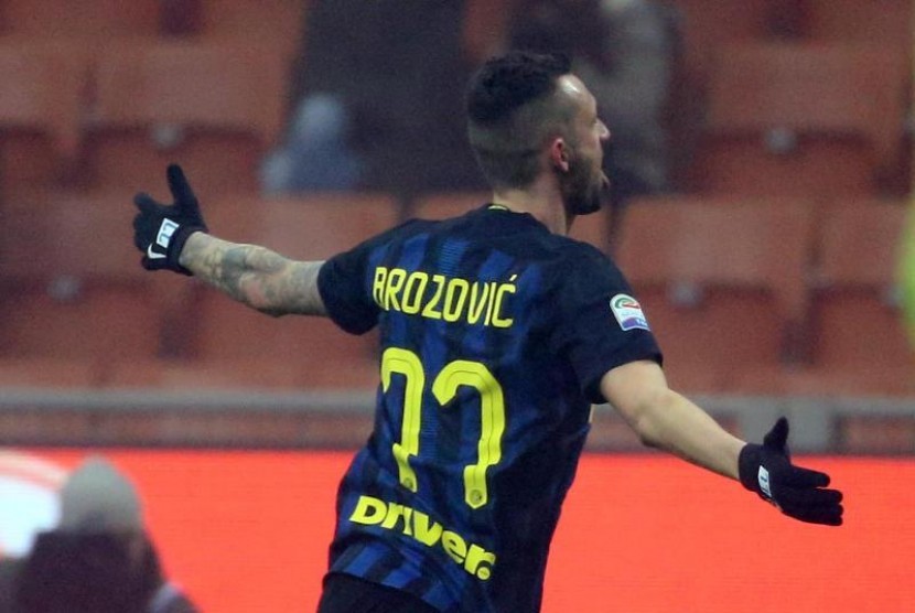 Selebrasi gelandang Inter Milan Marcelo Brozovic seusai menjebol gawang Genoa, Senin (12/12).