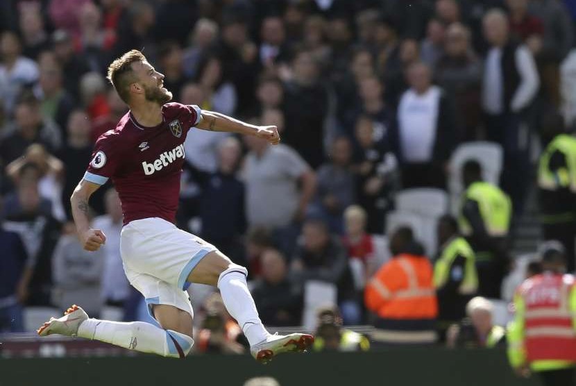 Selebrasi gelandang West Ham United Andriy Yarmolenko seusai menjebol gawang Manchester United.