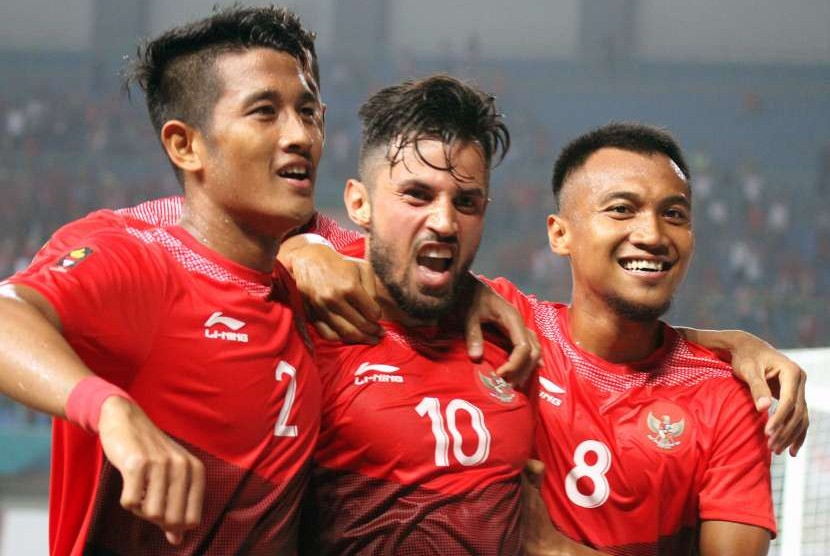 Selebrasi Gol Ketiga Oleh Stefano Lilipay (tengah) pada pertandingan babak kedua antara Chinese Taipei melawan Indonesia pada pertandingan Grup A Asian Games ke-18 di Stadion Patriot, Bekasi, Ahad (12/8).