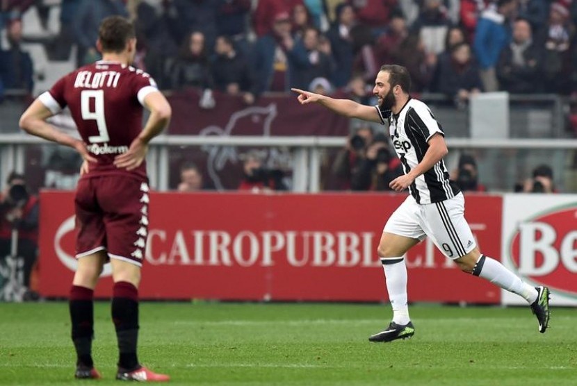 Selebrasi Gonzalo Higuain (kanan) seusai menjebol gawang Torino.