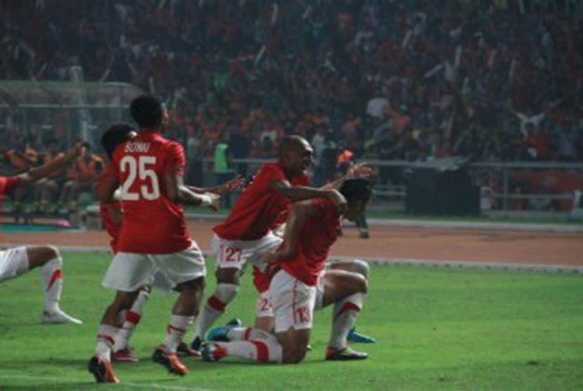 Selebrasi Gunawan Dwi Cahyo setelah berhasil menjebol gawang Malaysia pada menit kelima melalui tandukan kepala, GBK Jakarta,Senin, (21/11). (Republika Online/Fafa)