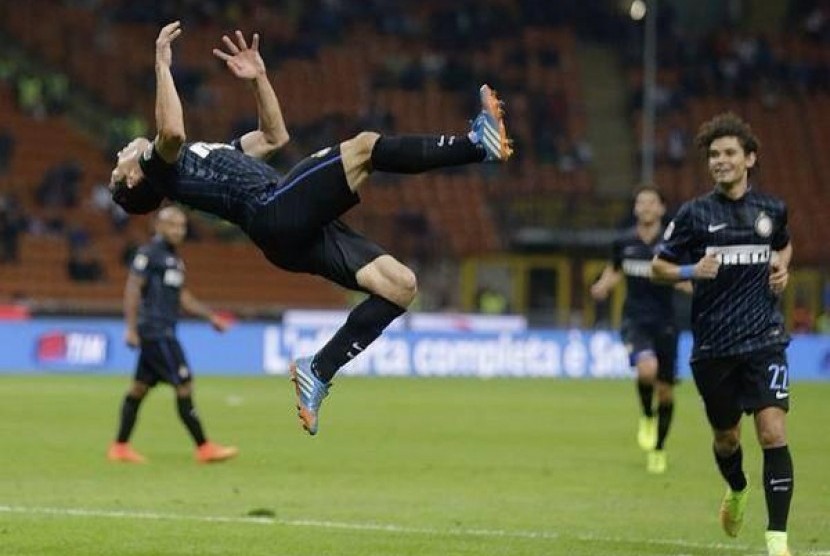 Selebrasi Hernanes usai mencetak gol ke gawang Atalanta.