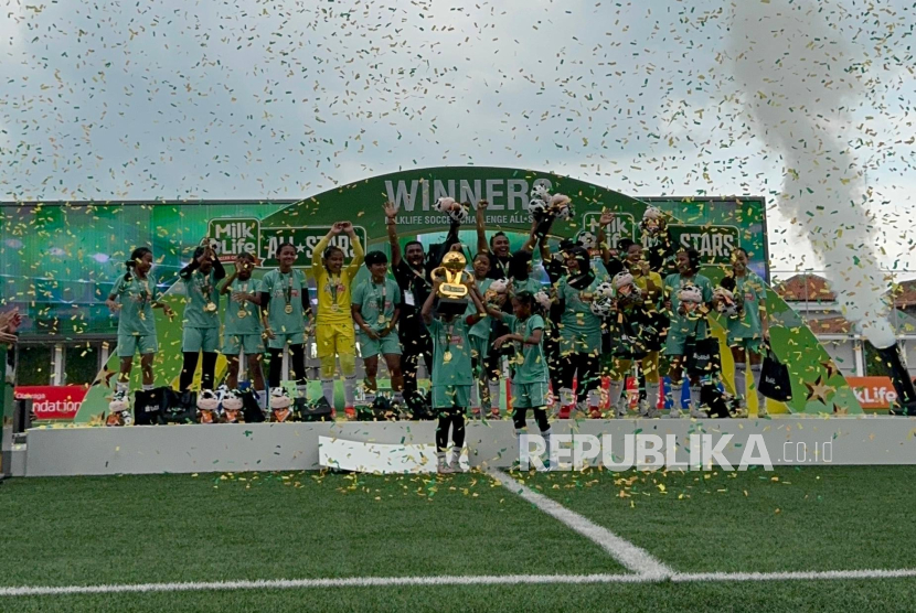 Selebrasi juara MilkLife Soccer Challenge All-Stars. 