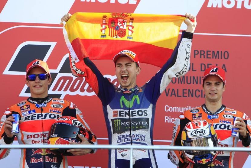 Selebrasi juara MotoGP 2015 Jorge Lorenzo setelah memenangkan lomba di sirkuit Ricardo Tormo, Valencia, Spanyol, Minggu, 8 November 2015.