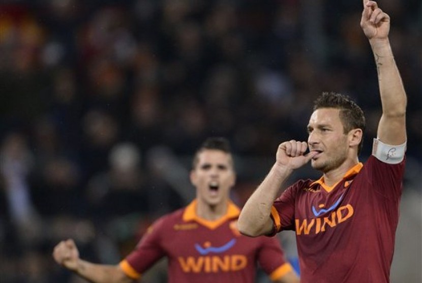 Selebrasi kapten AS Roma Francesco Totti usai mencetak gol ke gawang Inter Milan, Senin (21/1) dini hari.