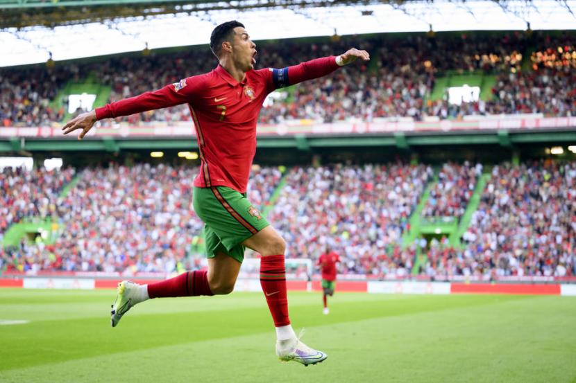 Selebrasi kapten Portugal Cristiano Ronaldo setelah menjebol gawang Swiss dalam pertandingan UEFA Nations League di Lisabon, Portugal, Senin (6/6/2022) dini hari WIB. Portugal mengalahkan Swiss 4-0.
