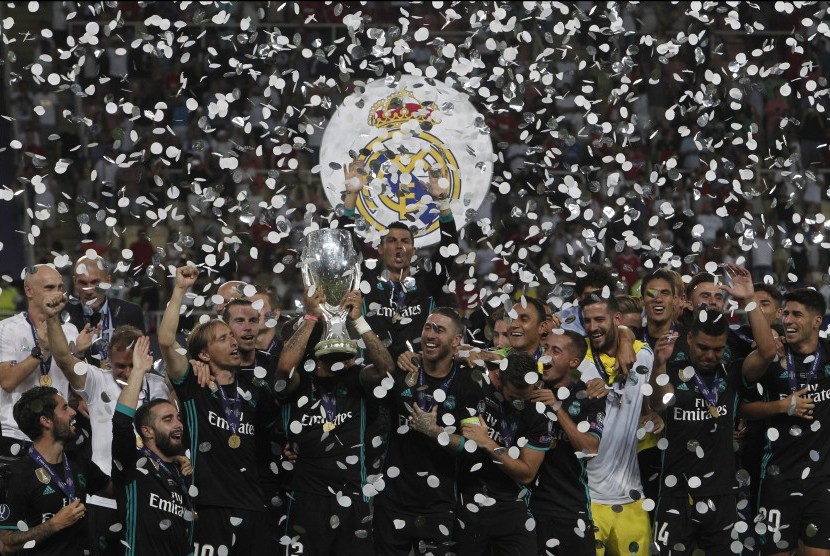 Selebrasi kemenangan Real Madrid di Piala Super Eropa usai mengalahkan Manchester United dengan skor 2-1 di stadion Philip II Arena, Skopje, Makedonia, Rabu (9/8) dini hari WIB. 