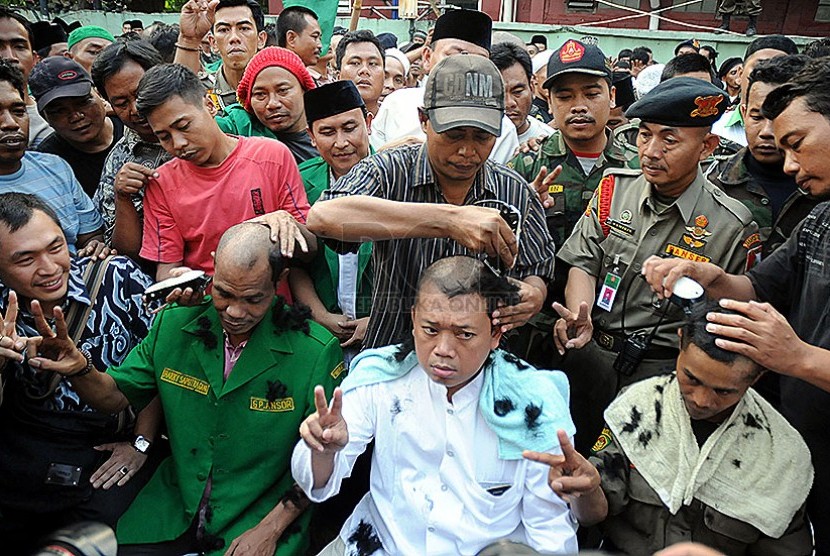 Selebrasi Kemenangan Untuk Jokowi Ketua Umum Gerakan Pemuda (GP) Anshor Nusron Wahid (tengah) bersama para simpatisan organisasi melakukan aksi penggundulan rambut massal di markas mereka di Jalan Kramat, Jakarta, Selasa (22/7). 