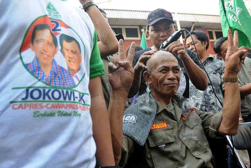 Selebrasi Kemenangan Untuk Jokowi Simpatisan organisasi GP Anshor melakukan aksi penggundulan rambut massal di markas mereka di Jalan Kramat, Jakarta, Selasa (22/7). 