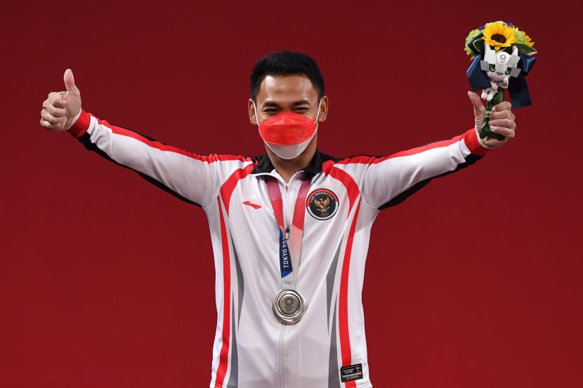 Selebrasi lifter Indonesia Eko Yuli Irawan sesuai meraih medali perak kelas 61 kg Putra Grup A Olimpiade Tokyo 2020 di Tokyo International Forum, Tokyo, Jepang, Ahad (25/7/2021). Eko Yuli berhasil mempersembahkan medali perak dengan total angkatan 302 kg. 