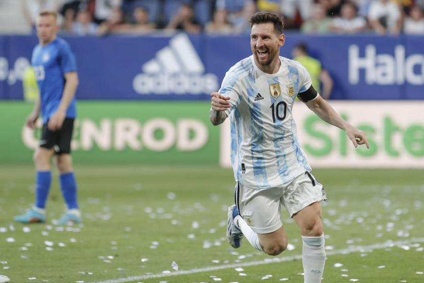Selebrasi Lionel Messi seusai mencetak gol untuk Argentina pada laga persahabatan melawan Estonia di Spanyol.