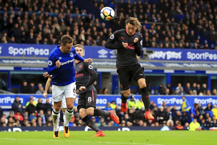 Heading Mesut Ozil saat mencetak gol pada pertandingan Liga Primer Inggris antara Everton melawan Arsenal di Goodison Park, Liverpool