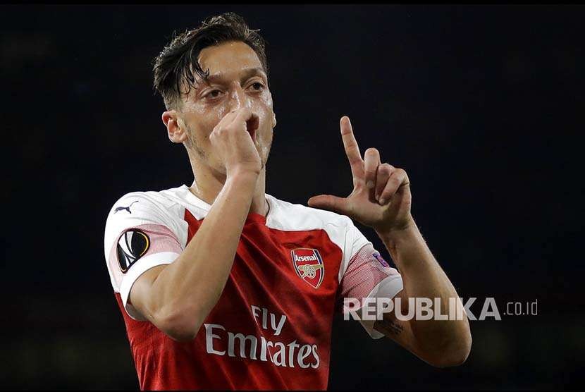 Selebrasi Mesut Ozil setalh mencetak gol bagi Arsenal pada pertandingan Group E Liga Eropa antara Arsenal melawan Vorskla di  London, Inggris
