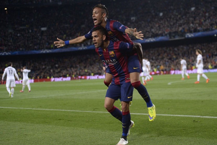 Dani Alves menggendong Neymar saat masih memperkuat Barcelona.