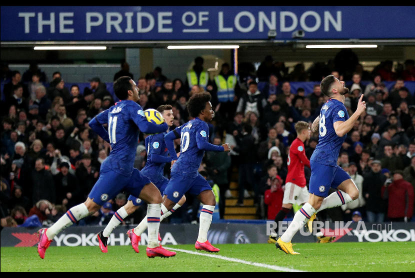 Selebrasi Olivier Giroud sebelum golnya dianulir VAR pada laga antara Chelsea melawan Manchester United di Stamford Bridge, London, Selasa (18/2) dini hari. 