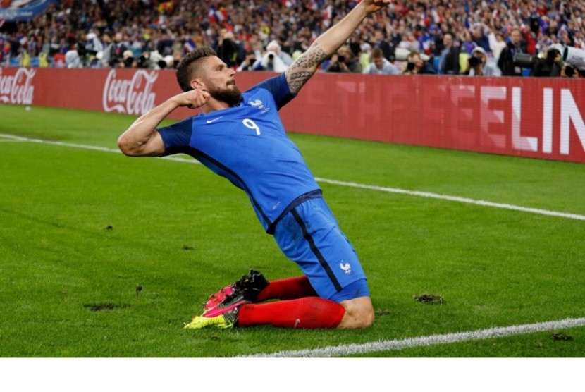Selebrasi Olivier Giroud seusai mencetak gol keduanya sekaligus gol kelima Prancis ke gawang Islandia.