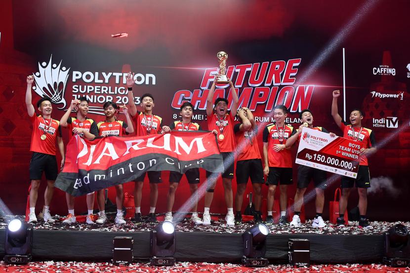 Selebrasi para atlet muda PB Djarum keluar sebagai juara umum Polytron Superliga Junior 2023, Ahad (14/5/2023). 