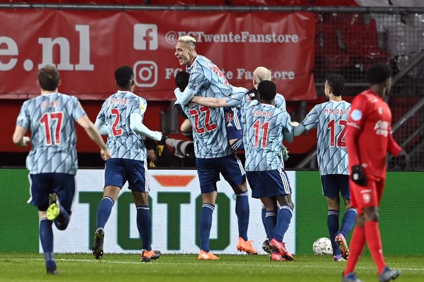 Selebrasi para pemain Ajax Amsterdam saat mengalagkan Twente Enschede 3-1.