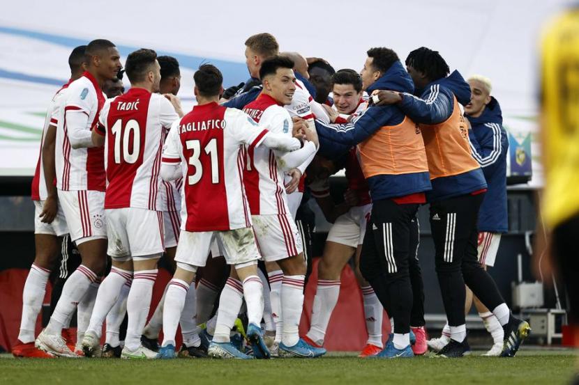 Selebrasi para pemain Ajax Amsterdam usai menjuarai PIala KNVB usai mengalahkan Vitesse Arhem, Senin (19/4) dini hari WIB.