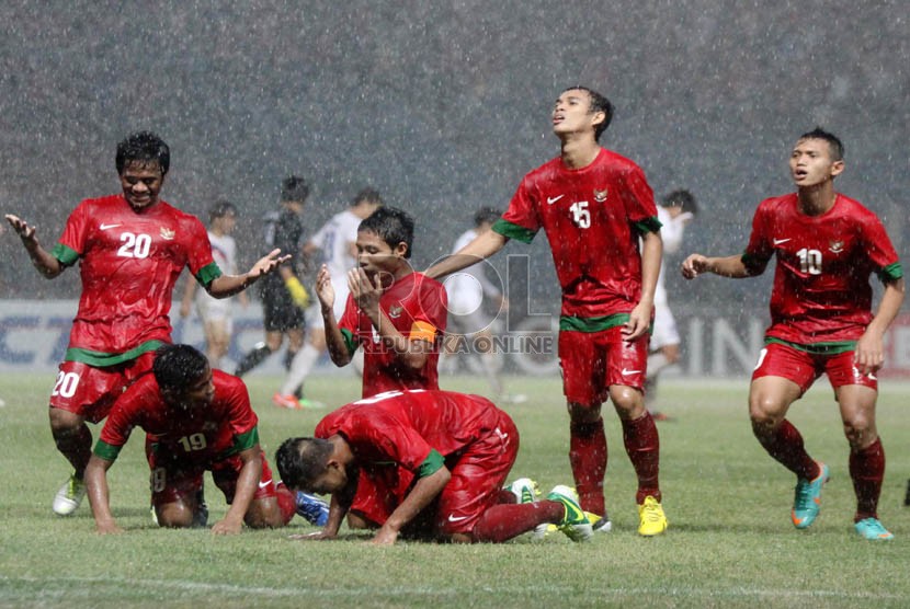  Selebrasi para pemain Indonesia usai mencetak gol ke gawang Korea Selatan dalam laga kualifikasi group G AFC U-19 di Gelora Bung Karno, Senayan, Jakarta, Sabtu (12/10).   (Republika/Yasin Habibi)