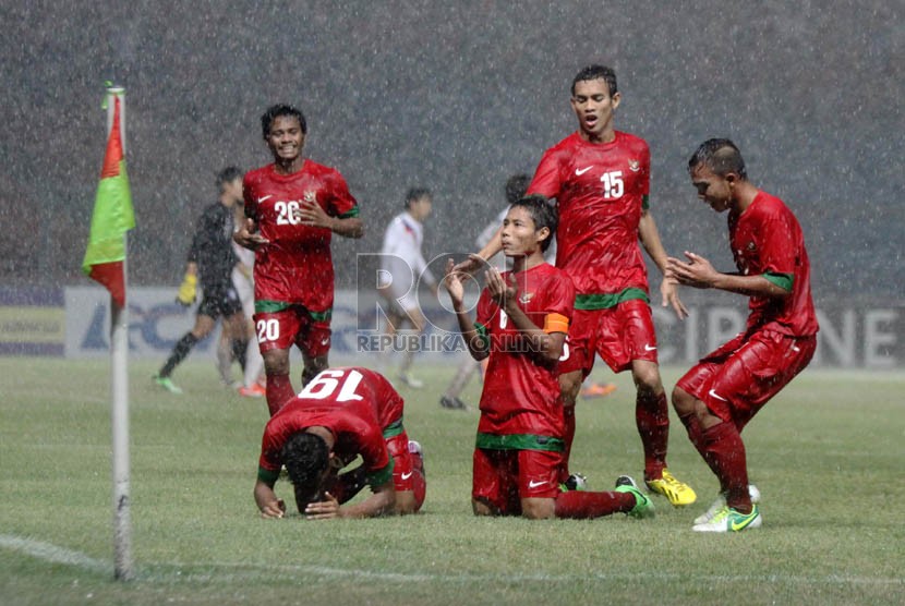  Selebrasi para pemain Indonesia usai mencetak gol ke gawang Korea Selatan dalam laga kualifikasi group G AFC U-19 di Gelora Bung Karno, Senayan, Jakarta, Sabtu (12/10).   (Republika/Yasin Habibi)