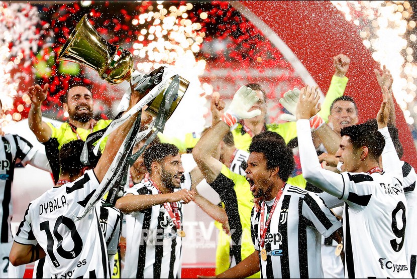  Selebrasi para pemain Juventus merayakan keberhasilan meraih trofi Coppa Italia 2020/2021, setelah mengalahkan Atalanta 2-1 dalam pertandingan final di Stadion Mapei, Reggio Emilia, Kamis (20/5) dini hari WIB. 
