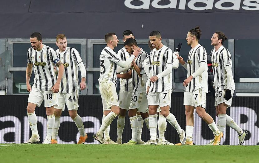 Selebrasi para pemain Juventus usai lolos ke Perempat Final Coppa Italia setelah menundukan Genoa 3-2.