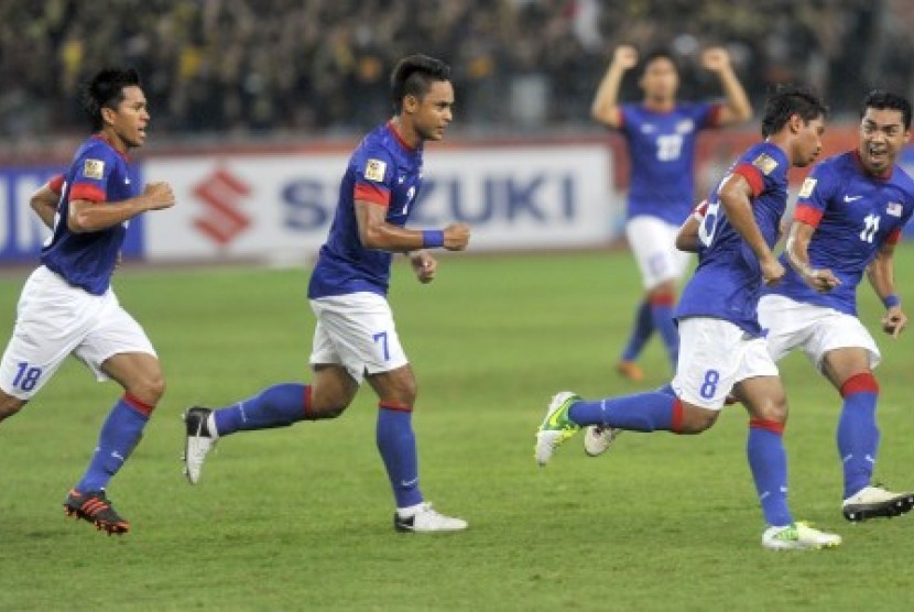Selebrasi para pemain Malaysia usai sang kapten, Safiq bin Rahim, mencetak gol ke gawang Laos, pada pertandingan Grup B Piala AFF 2012 di Stadion Nasional Bukit Jalil, Rabu (28/11) malam. Partai berakhir 4-1 untuk kemenangan Malaysia.