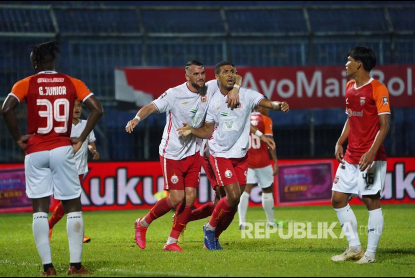 Selebrasi para pemain Persija Jakarta Osvaldo Haay usai mencetak gol ke gawang Borneo FC dalam pertandingan babak penyisihan Grup B, Piala Menpora 2021 di Stadion Kanjuruhan, Malang, Jawa Timur pada Sabtu (27/3/2021).