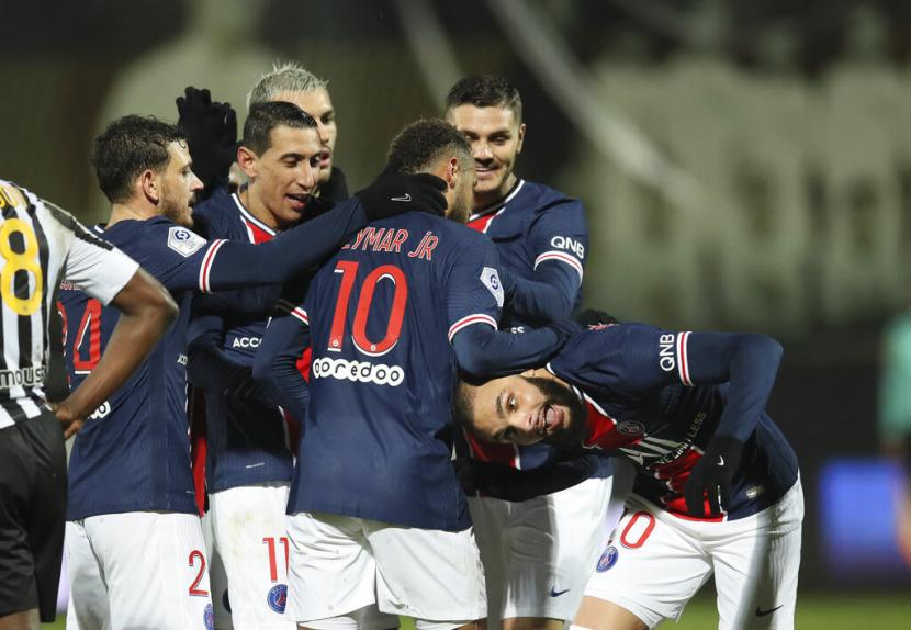 Selebrasi para pemain PSG usai mengalahkan Angers dalam lanjutan Liga Prancis di Stadion Raymond-Kopa, Ahad (17/1).