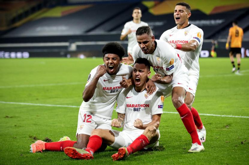 Selebrasi para pemain Sevilla seusai menjebol gawang Wolverhampton Wanderers di perempat final Liga Europa.