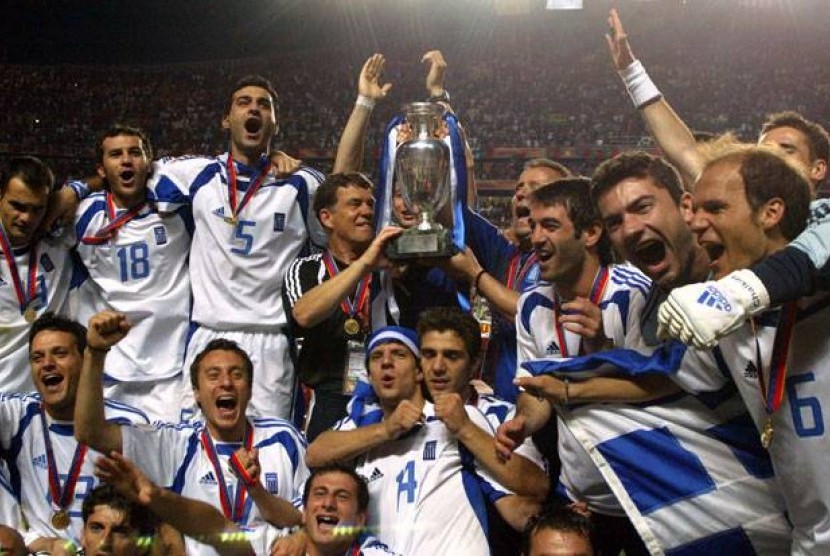Selebrasi para pemain Yunani saat menjuarai Piala Eropa 2004.